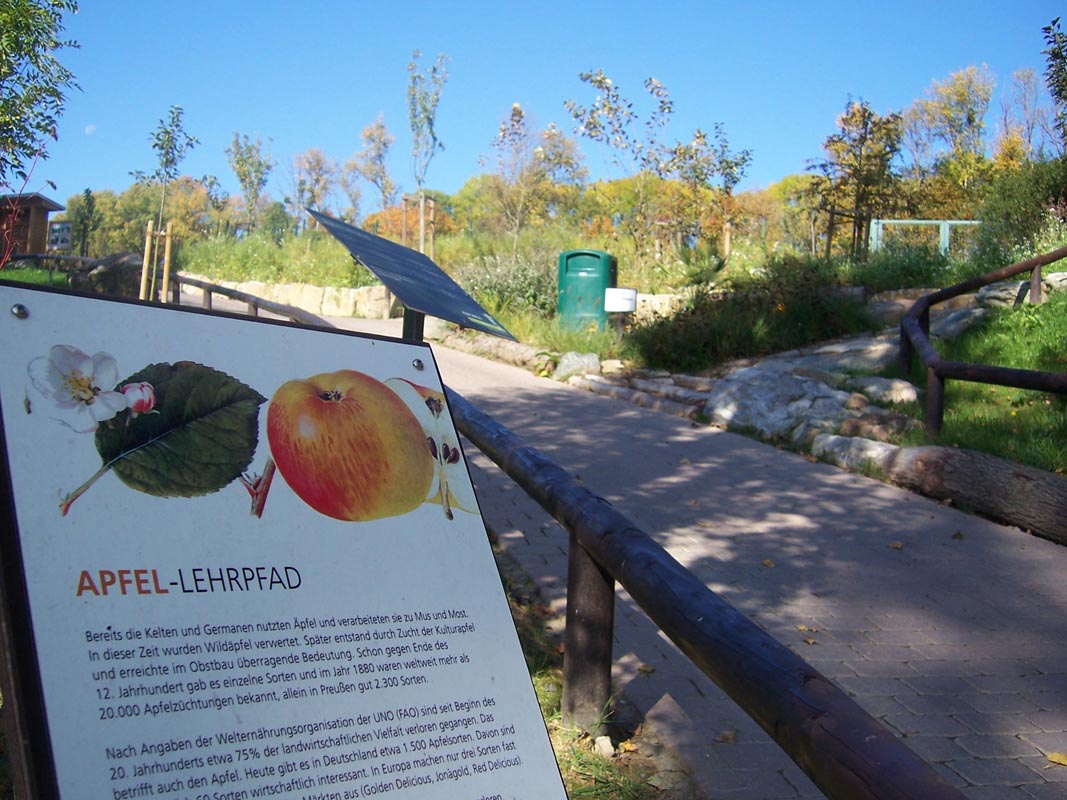 Schilder informieren über unbekannte Apfelsorten.